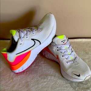 Nike ReNew Seakers